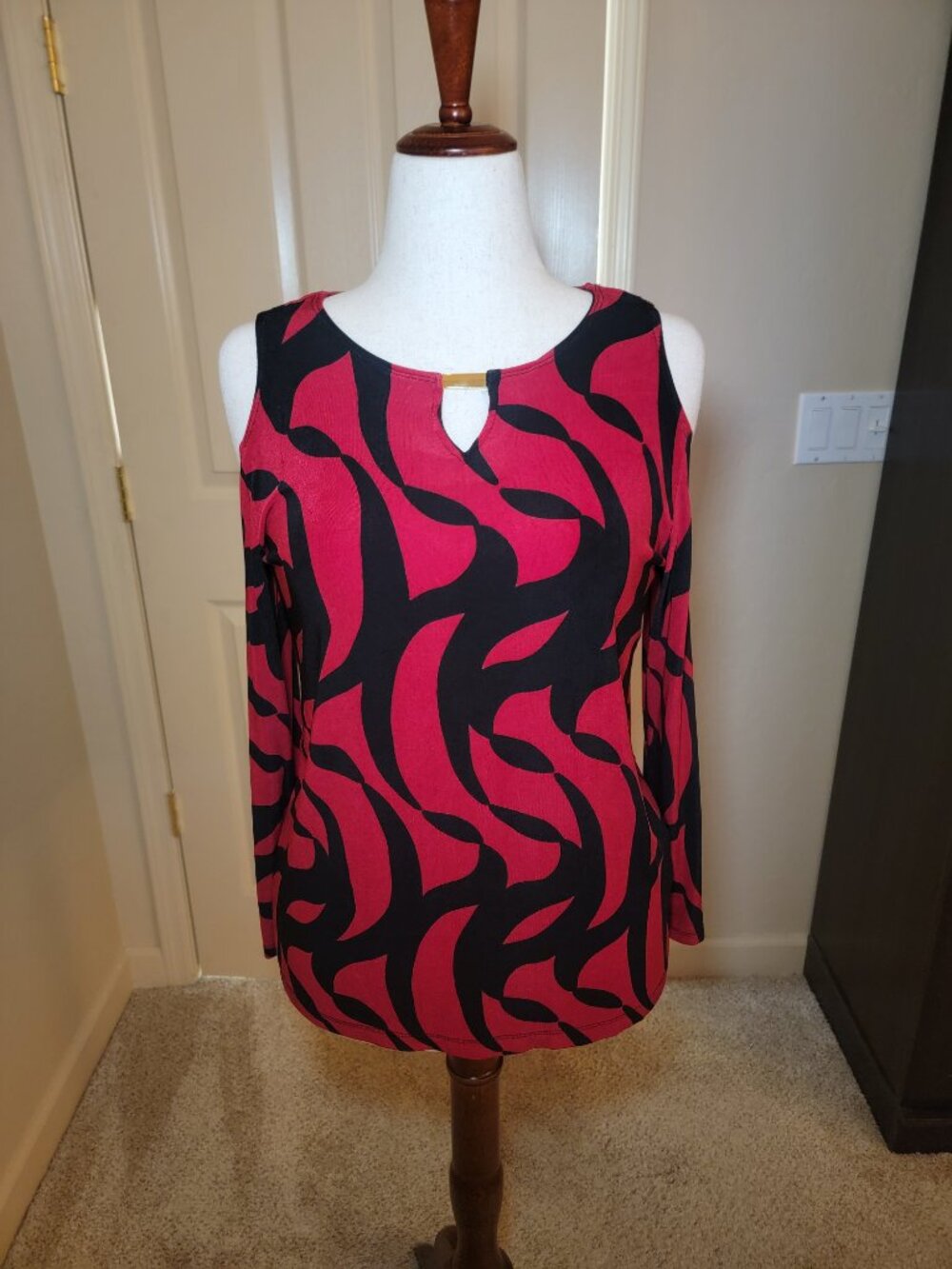 EUC! Chico's Travelers Classic Cold Shoulder Top Size 1 (8-10) Black Red Keyhole